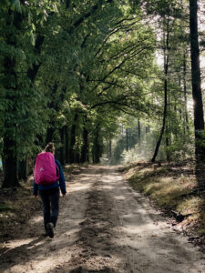 vrouw wandelt door bos
