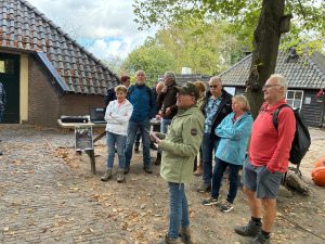 mensen die luisteren naar de gids tijdens de dag van het brabants vennenpad 2025