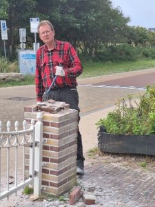 Jan Smolenaars aan het klussen bij het Zeehuis