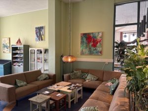 De vernieuwde inrichting van het Zeehuis, waarvan de opstelling uitnodigt tot ontmoeten.