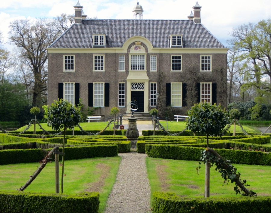 Drie nieuwe Nivon-wandelgidsen op de stapel