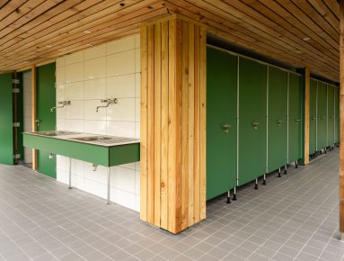 Toiletgebouw op het Nivon kampeerterrein Het Hallse Hull