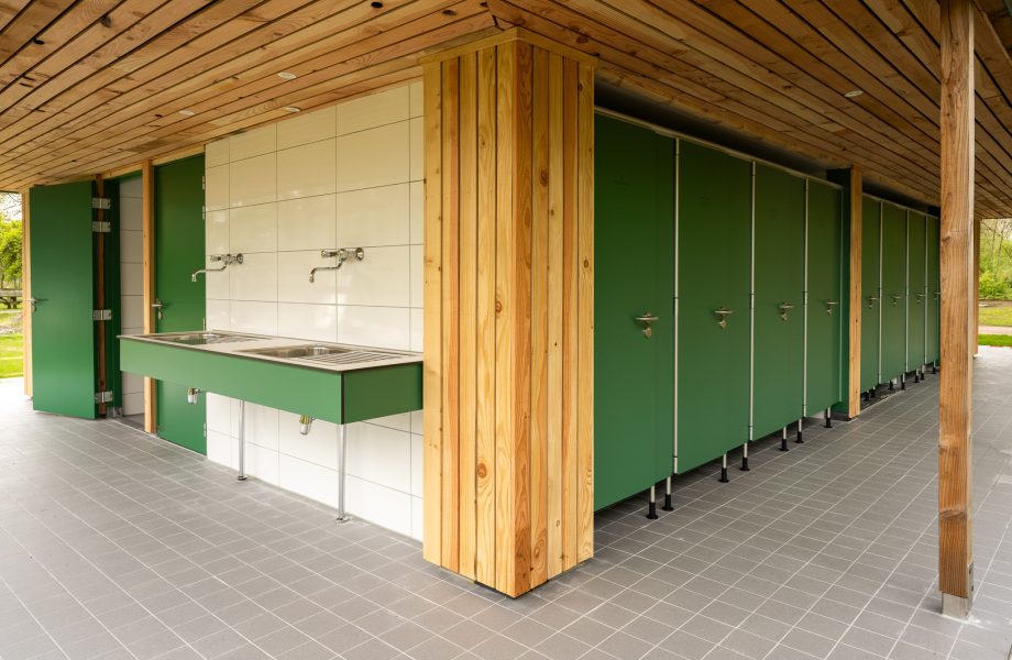 Toiletgebouw op het Nivon kampeerterrein Het Hallse Hull