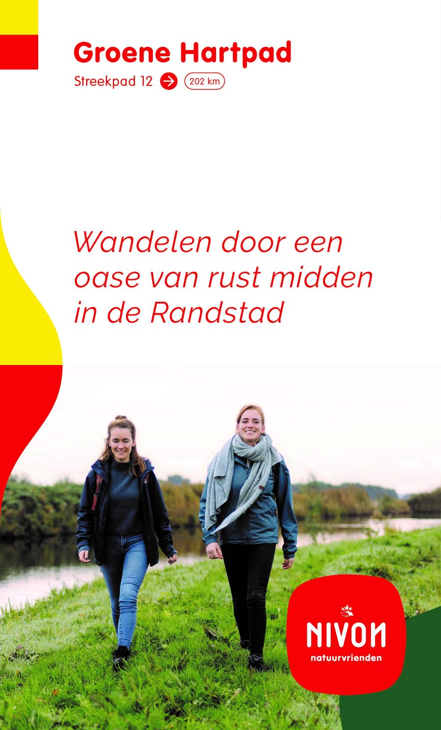 Wandelaar op dijkpad tussen weilanden en water in het Groene Hart