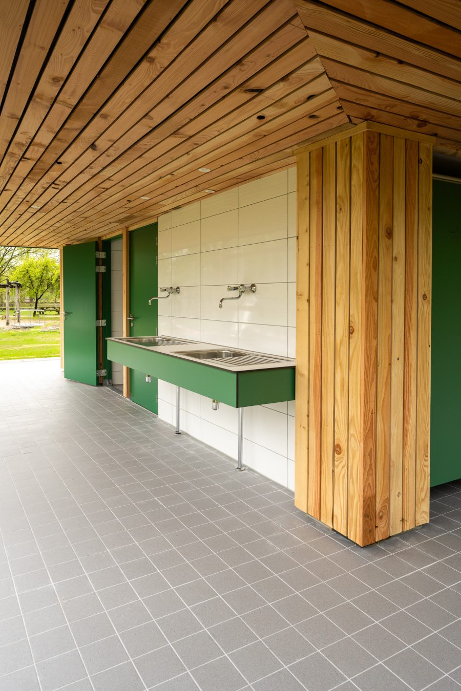 Feestelijke opening: vernieuwd toiletgebouw op Het Hallse Hull