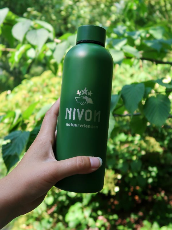 Dubbelwandige groene waterfles met Nivon-logo