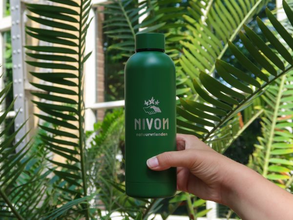 Dubbelwandige groene waterfles met Nivon-logo